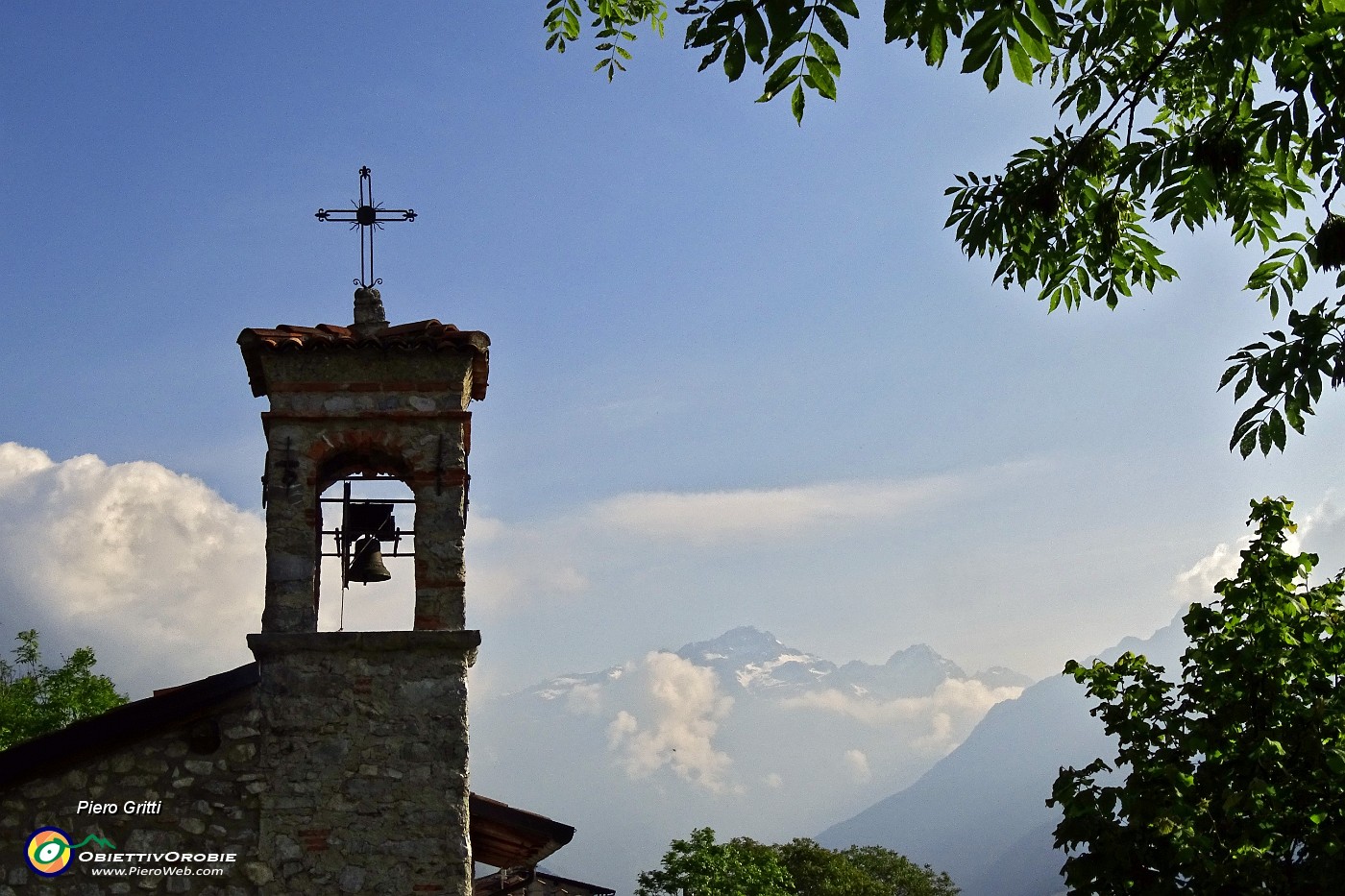 18 Sullo sfondo del campanile della chisetta i Giganti Orobici.JPG -                                